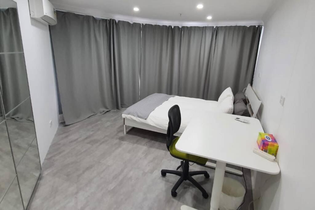 Dana-Spacious Private Room In Shared 2-Bedroom Apartment-1 Canberra Ngoại thất bức ảnh