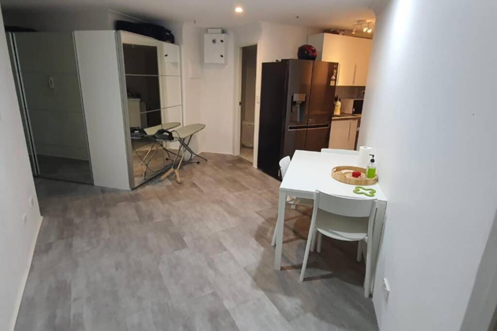 Dana-Spacious Private Room In Shared 2-Bedroom Apartment-1 Canberra Ngoại thất bức ảnh